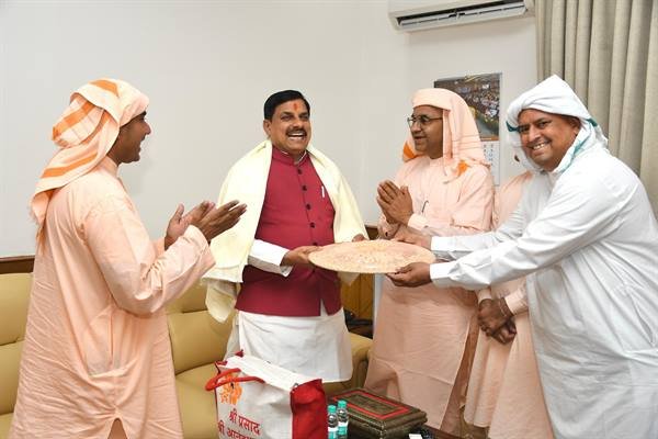 मुख्यमंत्री डॉ. यादव से मिले श्री आनंदपुर धाम के पदाधिकारी 1
