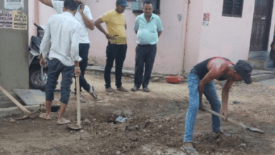 "गुलमोहर पार्क में बैरिकैटिंग, छत्तीसगढ़ नगर में गड्ढा पाट कर किया रास्ता साफ" 9