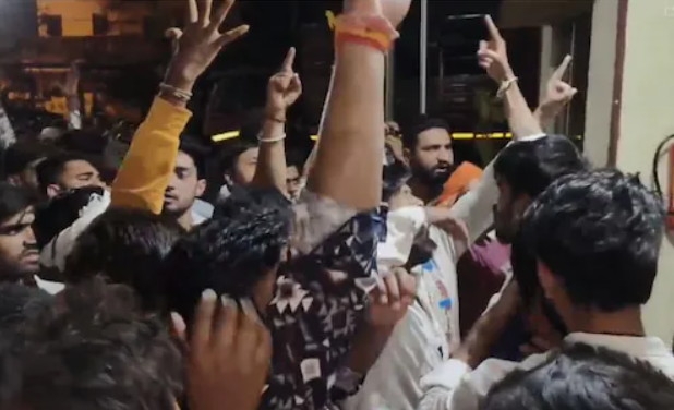 गुना में बवाल: शोभायात्रा पर हुआ पथराव, मध्य प्रदेश पुलिस ने एफआईआर दर्ज की 1