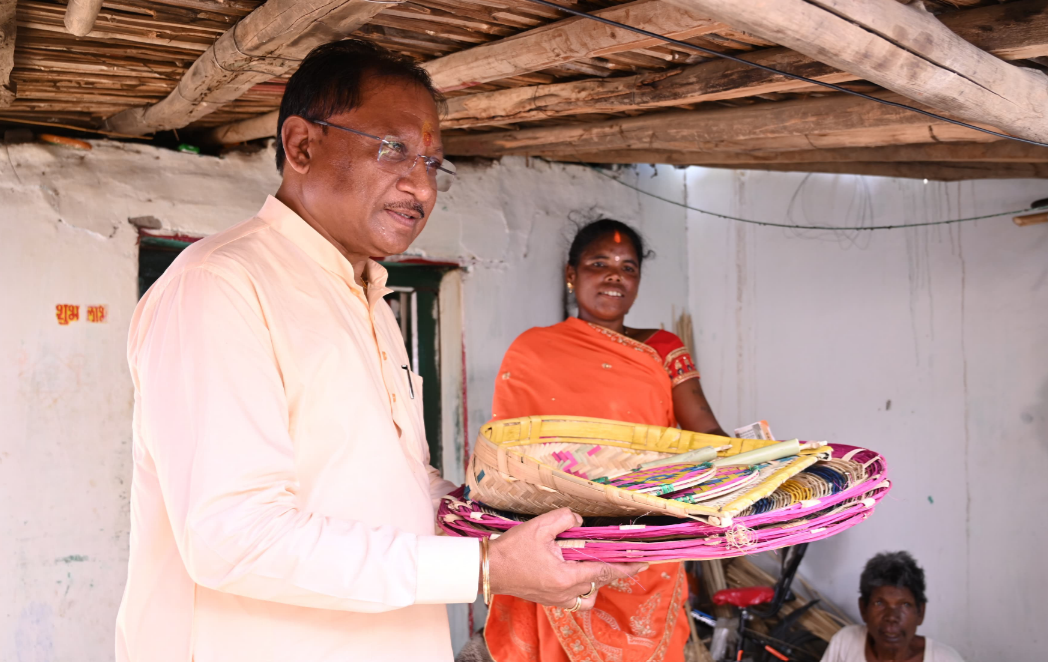 मुख्यमंत्री विष्णु देव साय ने परिवार में शादी के लिए कुलेश्वरी कमार से खरीदा पर्रा, धुकना और सुपा 1