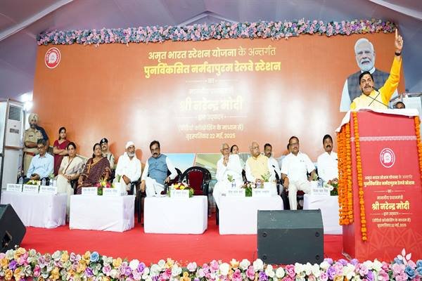 देश के 1300 से अधिक रेलवे स्टेशन अमृत भारत स्टेशन के रूप में होंगे विकसित : प्रधानमंत्री श्री मोदी 1