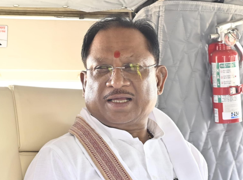 मुख्यमंत्री विष्णु देव साय पुलिस ग्राउंड हेलीपेड रायपुर से सुशासन तिहार के दौरे पर हेलीकाप्टर से रवाना 1