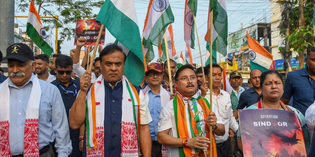 ऑपरेशन सिंदूर की कामयाबी पर गुवाहाटी में निकली तिरंगा यात्रा, CM हिमंता और BJP अध्यक्ष ने की अगुवाई 1