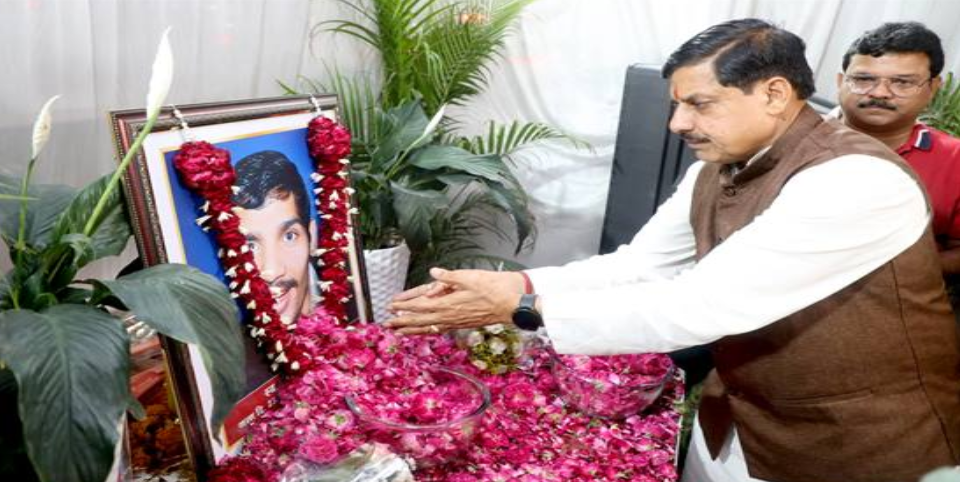 मुख्यमंत्री डॉ. यादव ने पूर्व मंत्री सज्जन सिंह वर्मा के निवास पहुँचकर शोक संवेदना व्यक्त की 1