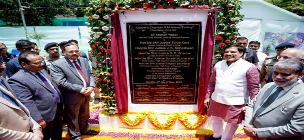 मुख्यमंत्री डॉ. यादव ने किया लॉयर्स चेम्बर एवं मल्टीलेवल पार्किंग का शिलान्यास 1
